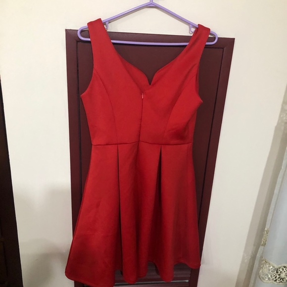 Gorgeous looking red party dress - Picture 3 of 4